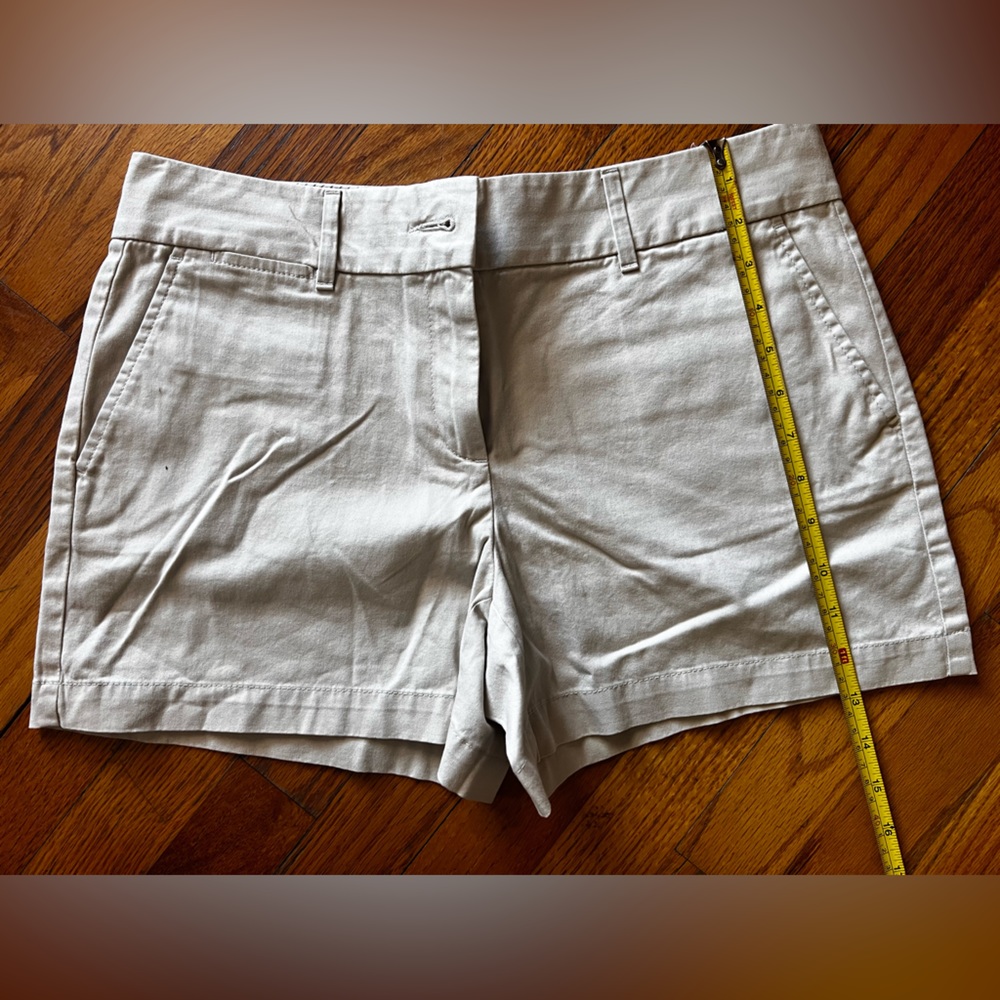 Loft. NWT. Size 6 mid rise 3” inseam light khaki shorts